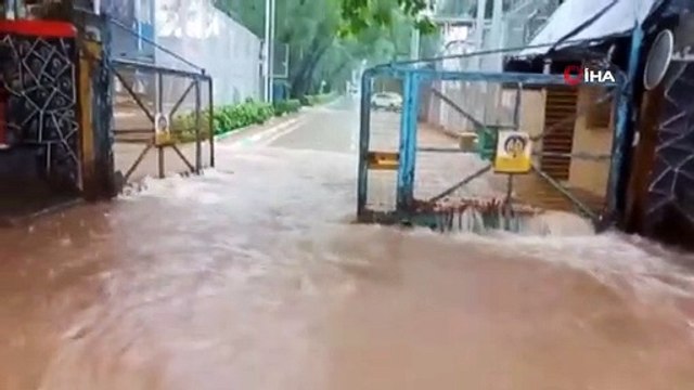 - Mumbai’de şiddetli yağış sokakları göle çevirdi, evleri su bastı