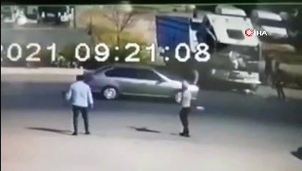 Bakım sırasında freni boşalan tır orta refüje çıktı