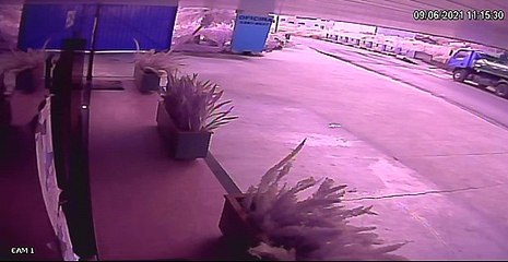 Ponte desaba em Brusque e caminhão escapa por uma fração de segundo