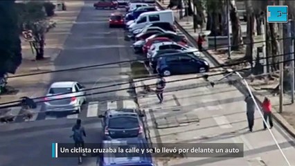 Un ciclista cruzaba la calle y se lo llevó por delante un auto