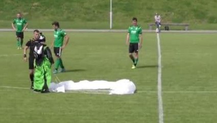Futbol maçının ortasına inen paraşütçüye hakemden sarı kart! İşte izleyenleri tebessüm ettiren o anlar