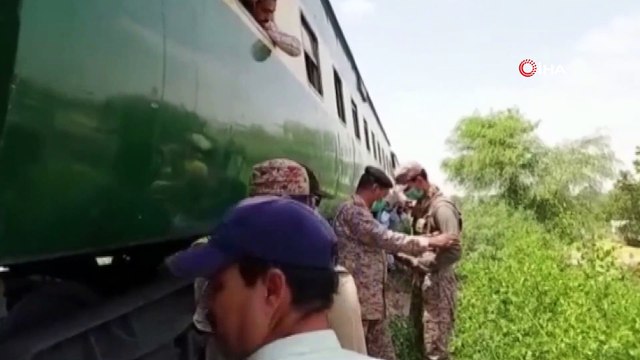 - Pakistan'da yolcu treni raydan çıktı