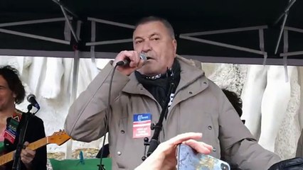 Vrai ou fake : les anti-vaccin utilisent l'imagerie nazie pour discréditer les mesures sanitaires