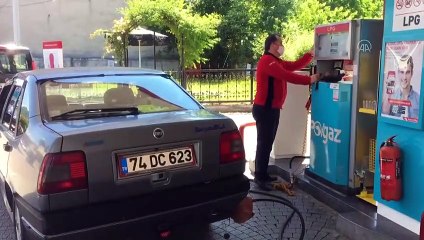 BARTIN - Akaryakıt istasyonunda alev alan otomobile müdahale eden görevli konuştu