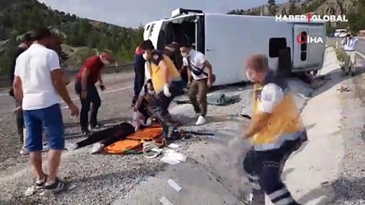 Denizli'de tur otobüsü devrildi: Çok sayıda yaralı öğrenci var