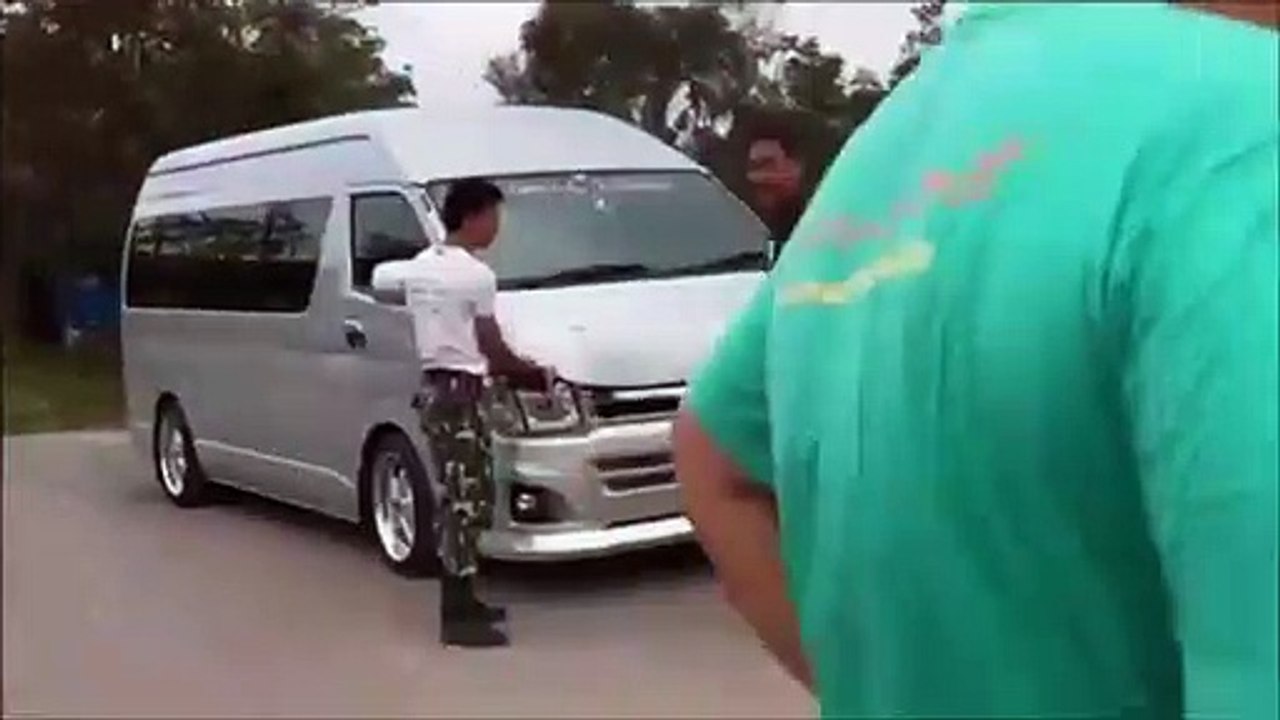 Ce qu'ils découvrent dans le moteur de leur camionnette est incroyable : énorme cobra royal