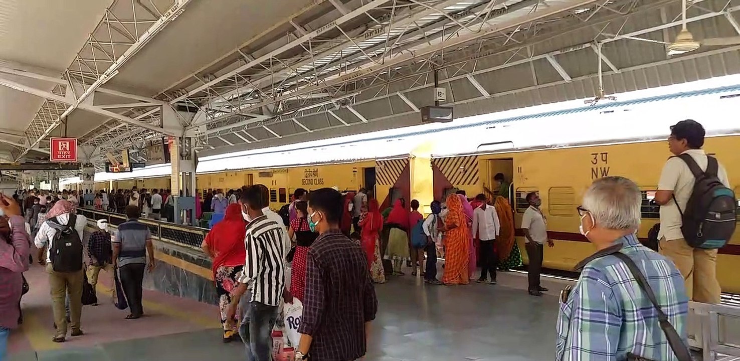 जिन्दगी की 'रेल ' दौड़ती रहे इसलिए मास्क और सोशल डिस्टेंस की सुरक्षा 'पटरी' से नहीं उतरें