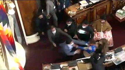 Patadas y puñetazos en el Congreso de Bolivia