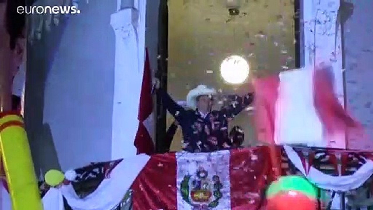 Pedro Castillo toca con los dedos la presidenci...