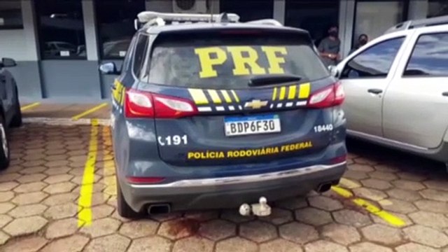 Dupla é detida pela PRF com dois carros, sendo um deles roubado, e 339 quilos de maconha