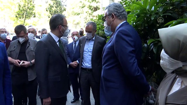 İSTANBUL - Bakan Kasapoğlu, Garbis Zakaryan'ın anısına açılan 'Altın Kalpli Eldiven' sergisini gezdi