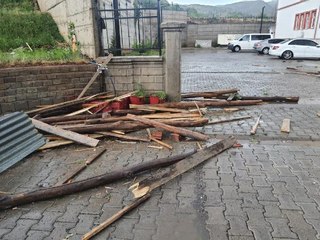 BİNGÖL'DE FIRTINA FABRİKASININ ÇATISINI UÇURDU