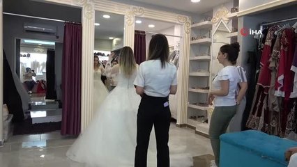 Düğün sezonunun başlamasıyla gelinlikçilerde yoğunluk yaşanıyor