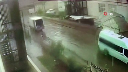 Fırtına çatıyı uçurdu, yaşananlar güvenlik kamerasına böyle yansıdı