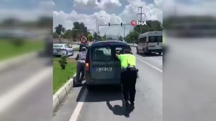 Yolda kalan sürücünün imdadına trafik polisi yetişti