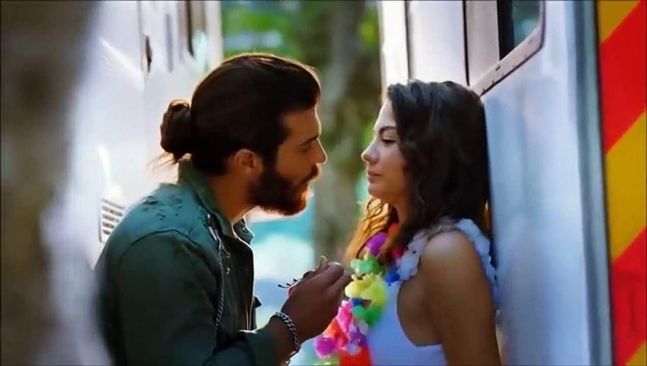 مشهد رومانسي جميل بين سنام و جان من مسلسل الطائر المبكر