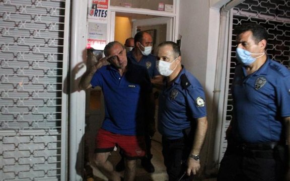 Balkonda ateş yakıp kendini eve kilitleyen şahıs, çıkarken kalabalığı selamladı