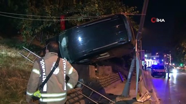 Sürücüsünün direksiyon hakimiyetini kaybeden hafif ticari araç bahçe ile direk arasında kaldı