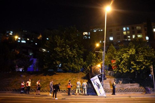 Sürücüsünün direksiyon hakimiyetini kaybeden hafif ticari araç bahçe ile direk arasında kaldı