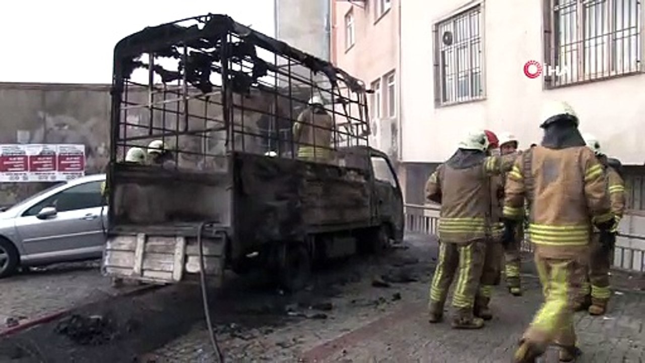 Isınmak için yakılan ateşte 1 kamyonet küle döndü, 2 otomobil hasar gördü