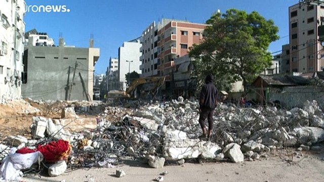 شاهد: سكان غزة يعيدون تدوير أنقاض المنازل المدمرة استعدادا لعملية إعمار القطاع