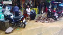 شاهد: فيضاناتٌ وأمطارٌ غزيرة تغمرُ طرقَ وأسواق مدينة مومباي الهندية
