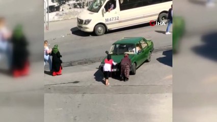 Kağıt toplayıcısı kadın, yolda kalan aracı itmelerine yardım etti