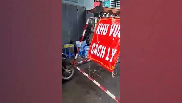 Clip: Người phụ nữ cố tình lao xe vào khu vực phong tỏa, không đeo khẩu trang