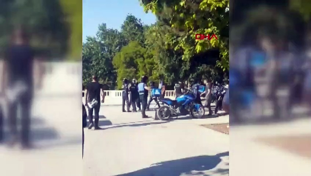 Taksim'de zabıtadan seyyar satıcıya coplu müdahale