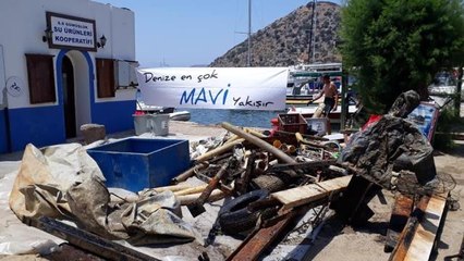 Denizden 2 saatte 1 ton atık çıkardılar