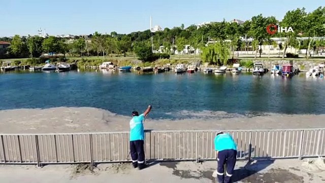 Küçükçekmece'de bir yandan müsilaj temizliği bir yandan deniz keyfi