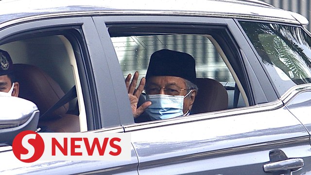 Tun M leaves Istana Negara after about half an hour of audience with King