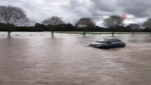 Avustralya'yı şiddetli rüzgar ve sel vurdu