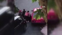 Kadınların sokak ortasında saç saça baş başa kavgası kamerada