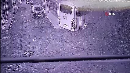 Servis minibüsünün işyerine girdiği anlar güvenlik kamerasında: 12 yaralı