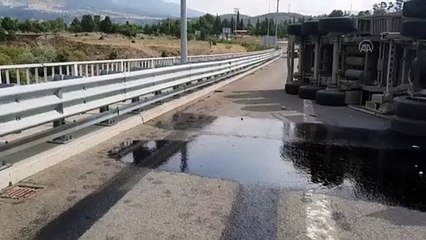 ADANA - Otoyolda devrilen çakıl yüklü tırın sürücüsü yaralandı