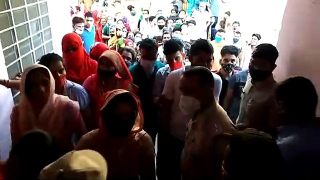 वैक्सीनेशन के लिए भीड़ के धावे से मची भगदड़, पुलिस ने संभाला मोर्चा