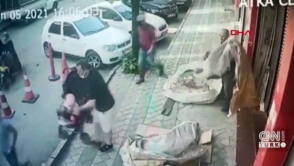 Yere düşen parayı bebek arabasıyla çaldılar