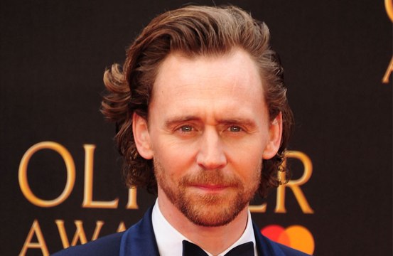 Tom Hiddleston a dû donner des cours sur l'univers Marvel à Owen Wilson