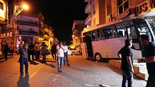 İZMİR - İşçi servisi beyaz eşya mağazasına çarptı: 12 yaralı - Güvenlik kamerası