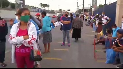 Decenas de personas y desorden ciudadano por cobrar bono