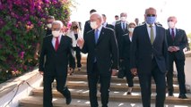 LEFKOŞA - CHP Genel Başbakanı Kılıçdaroğlu, Fazıl Küçük ve Rauf Denktaş'ın anıt mezarlarını ziyaret etti
