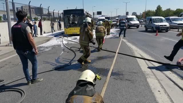 Bayrampaşa'da seyir halindeki İETT otobüsü yandı