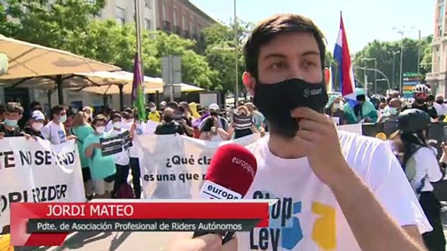 Riders se manifiestan a las puertas del Congreso al grito de Yolanda dimisión