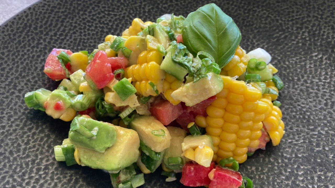 Avocado-Mais-Salat: vegan, glutenfrei, superlecker: jetzt ist die Zeit für frischen Mais - nutzt sie!