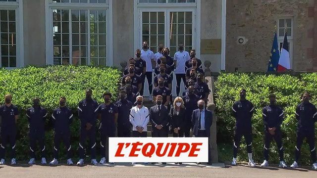 Les Bleus posent pour la photo officielle en compagnie du couple Macron - Foot - Bleus