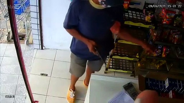 Mercadinho é assaltado no Centro de Cajazeiras e bandido atira na perna do proprietário (2º vídeo)