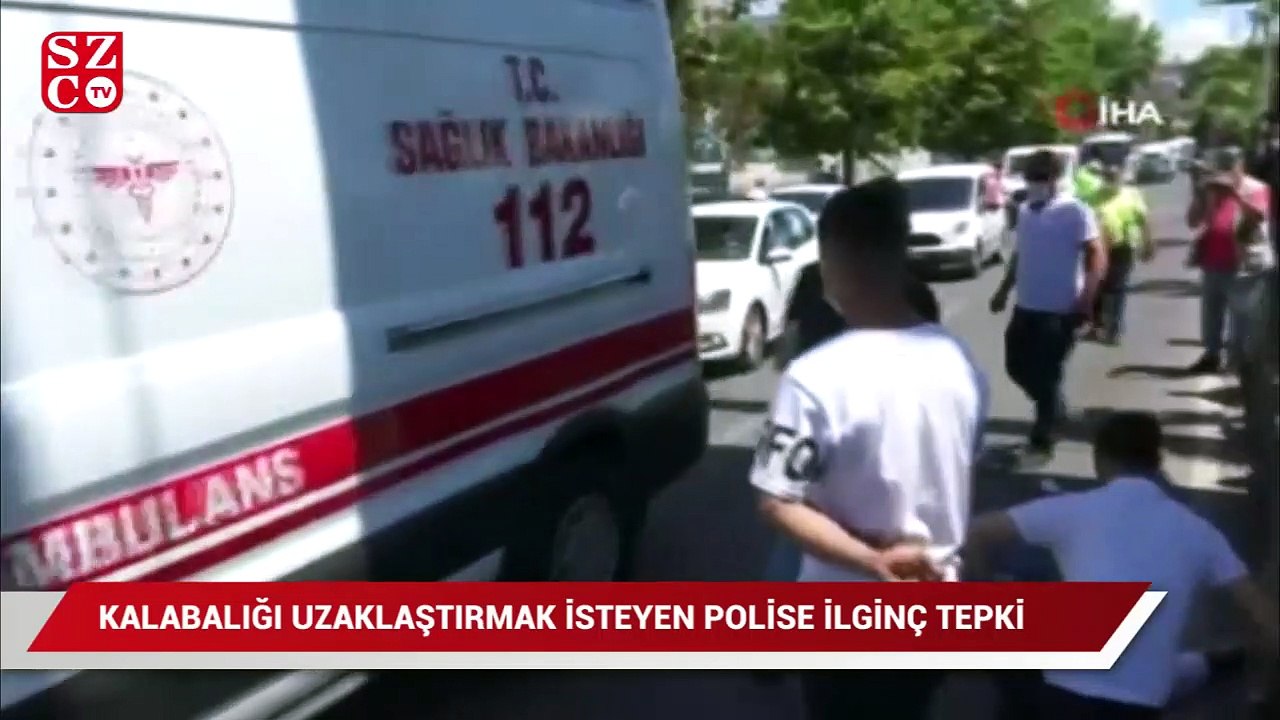 Kalabalığı uzaklaştırmaya çalışan polise “Sen ne yapacaksın” diyerek karşı çıktı