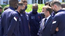 A la veille de l’Euro, Emmanuel Macron rend visite aux Bleus pour les encourager