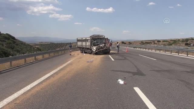 Kamyonet, kamyona arkadan çarptı: 1 ölü, 1 yaralı